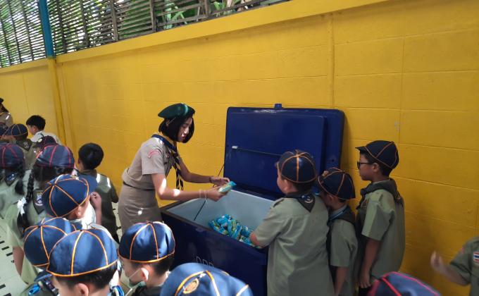 จิตอาสาแจกนม