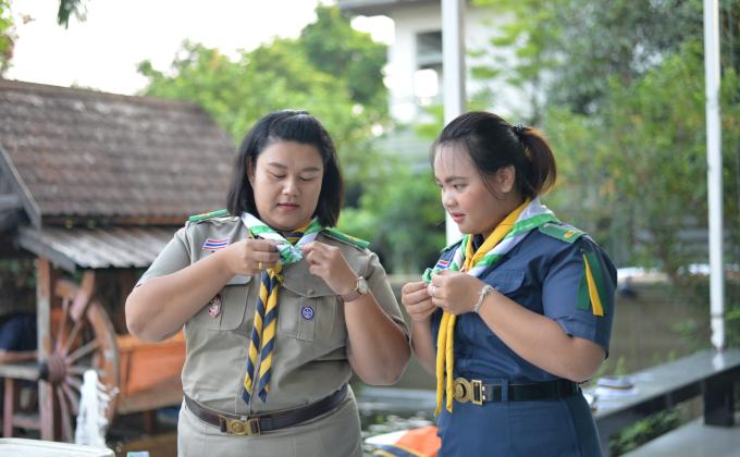 สอนวิธีการผูกผ้าพันคอให้นักเรียน