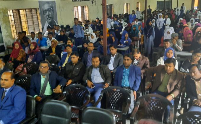 মুজিব বর্ষ সেমিনারে শৃঙ্খলায় দায়িত্ব পালন   