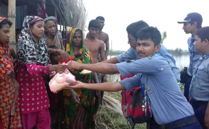 বন্যায় ত্রাণ বিতরণ।