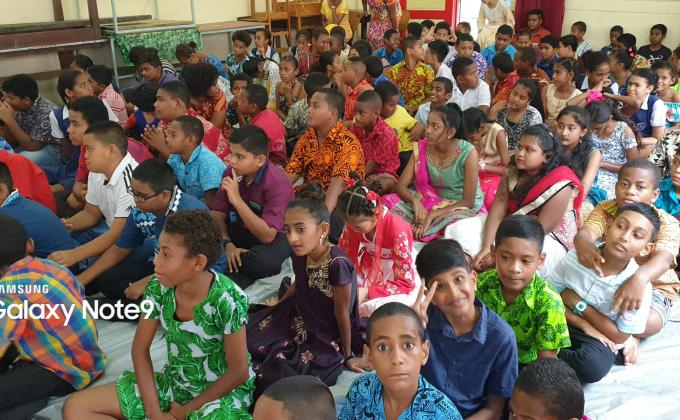 SPREAD PEACE WITH COLORS 