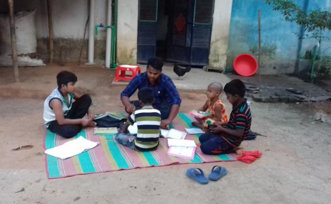 বিনামূল্য তে গরিব শিশুদের শিক্ষাদান 