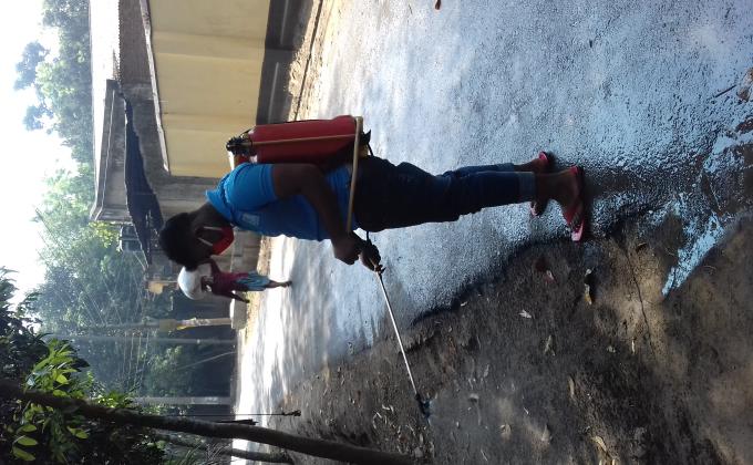 করোনা ভাইরাস প্রতিরোধে জীবাণু নাশক স্প্রে করা 