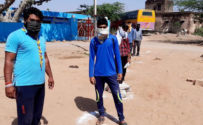 उचित मूल्य की दुकान पर सोशल डिस्टेंस की पालना करवाते हुए । 