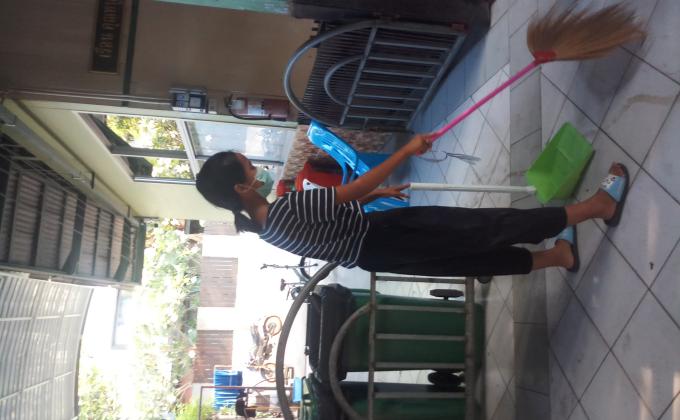 กวาดพื้นบริเวณหน้าโรงอาหาร