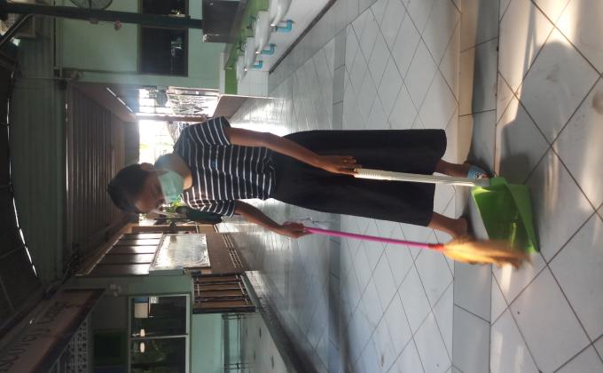 กวาดพื้นหน้าโรงอาหาร