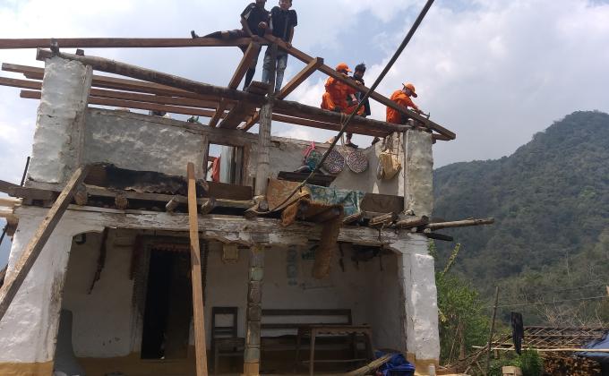 Restoring wind storm-struck houses at Chhudzom Gewog