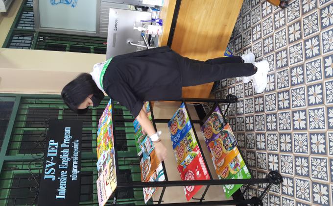 จิติาสาจัดเรียงหนังสือ