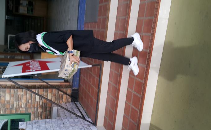 จิตอาสายกนมให้นักเรียน