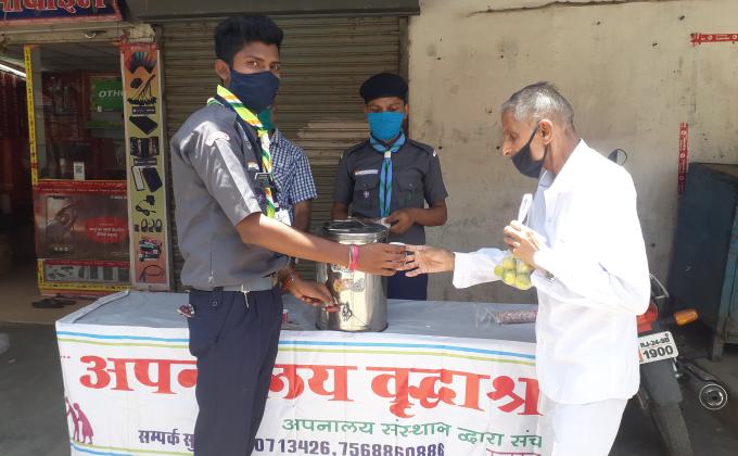 लोगो को आयुर्वेदिक काडा पिलाया गया