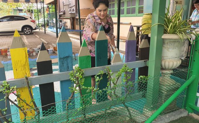ช่วยทาสีรั้วโรงเรียน