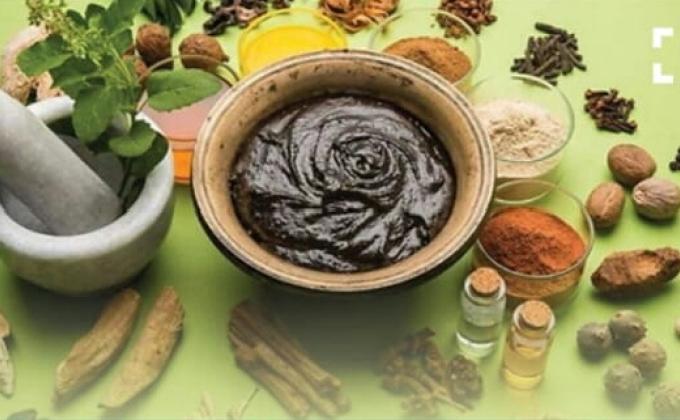 रोगप्रतिरोधक क्षमता बढ़ाने के लिए पिला रहे आयुर्वेदिक काढ़ा 