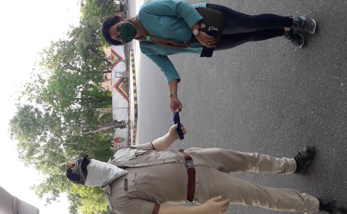 कोरोना योद्धा को मास्क देते हुए यूनिट लीडर सुमन चारण