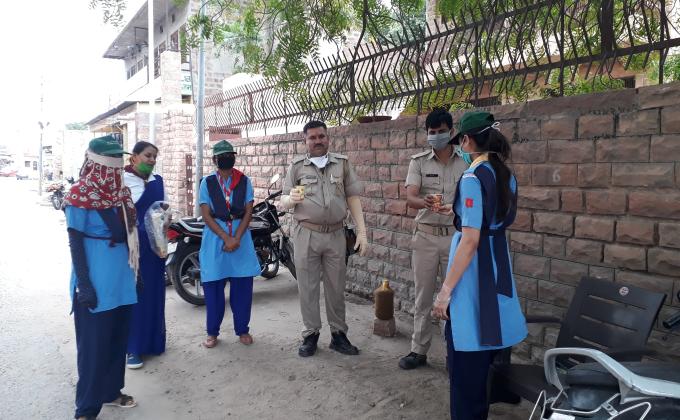 "तेज गर्मी में कोरोना योद्धाओं को पिलाया नीम्बू पानी" BSG-DHQ-jodhpur,rajasthan 