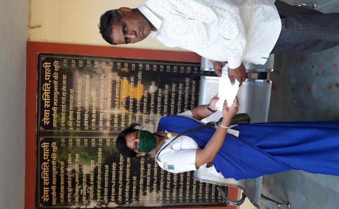  वृद्ध आश्रम सेवा समिति पाली में मास्क व फल वितरण करते हुए यूनिट लीडर सुमन चारण