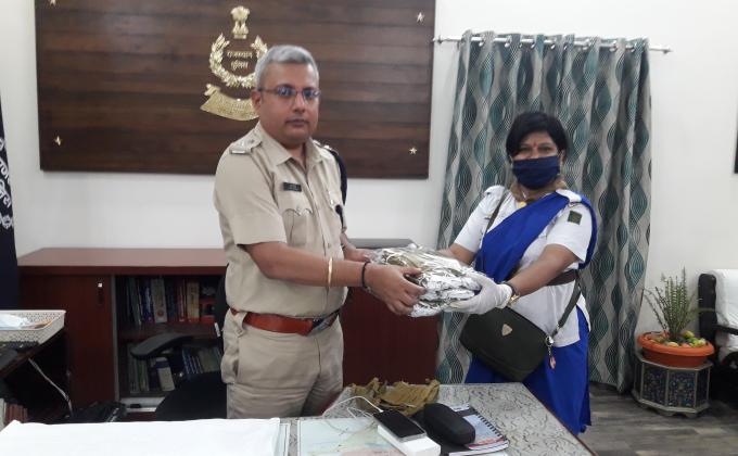 SP साहब श्रीमान राहुल कोटोकी  को खाकी कलर के मास्क बनाकर देते हुए यूनिट लीडर सुमन चारण