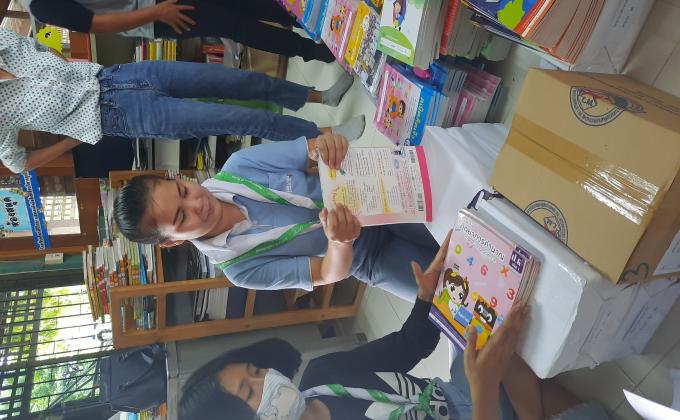 จิตอาสาจัดหนังสือเรียน