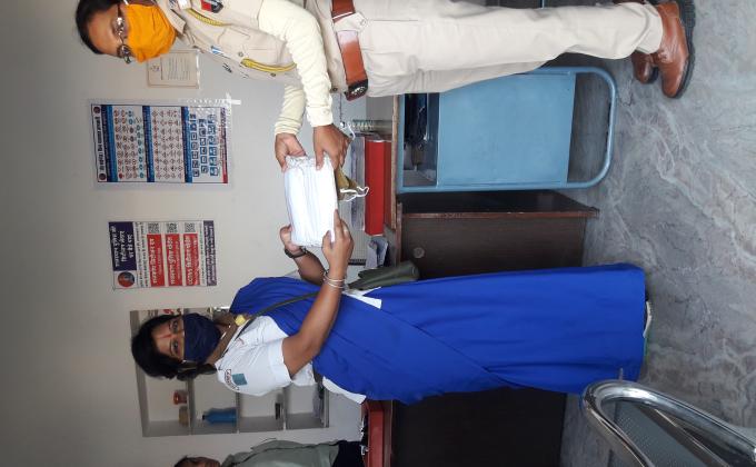 थानेदार गीता सिंह यातायात प्रभारी कार्यालय पाली को यूनिट लीडर सुमन चारण ने सोपे मास्क