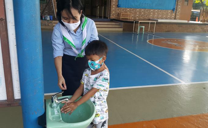 จิตอาสาสอนวิธีการล้างมือ