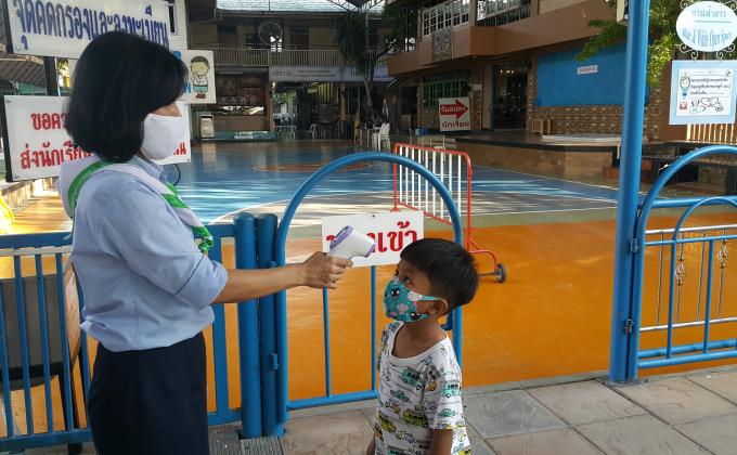 จิตอาสาตรวจวัดไข้ก่อนเข้าเรียน