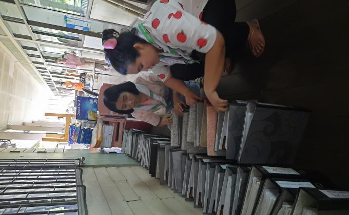 จิตอาสาช่วยจัดเรียงสิ่งของ