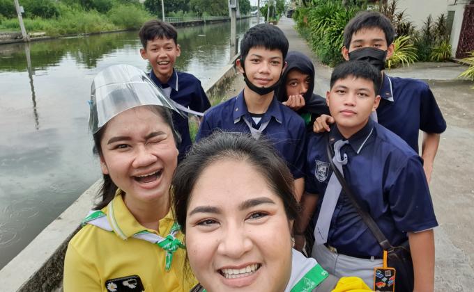 ทำจิตอาสาเก็บขยะริมคลอง