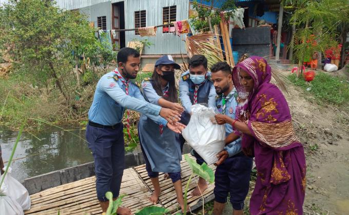 বন্যার্তদের সাহায্য