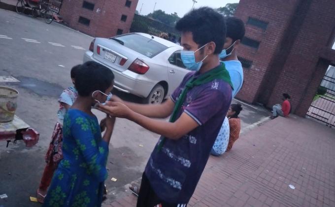 মাস্ক বিতরন