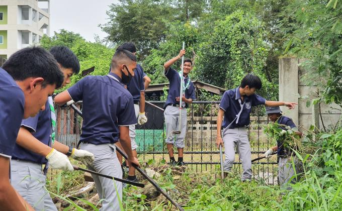 ทำความสะอาดทางเดินไปศาล