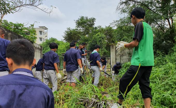 กิจกรรมจิตอาสา ดูแลนักเรียนทำกิจกรรมอาสา
