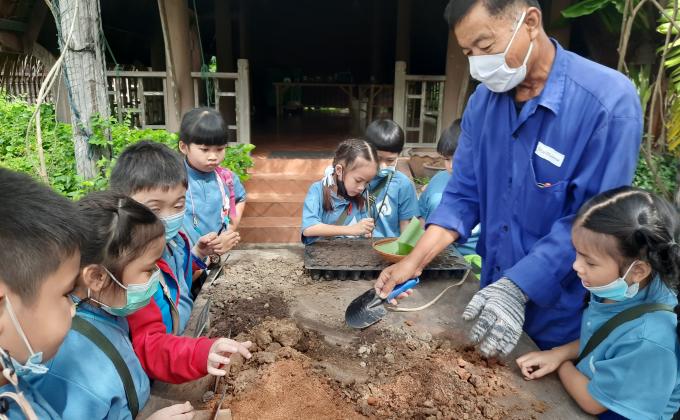 พาเด็กๆไปเรียนรู้วิธีการผสมดินในการปลูกต้นไม้