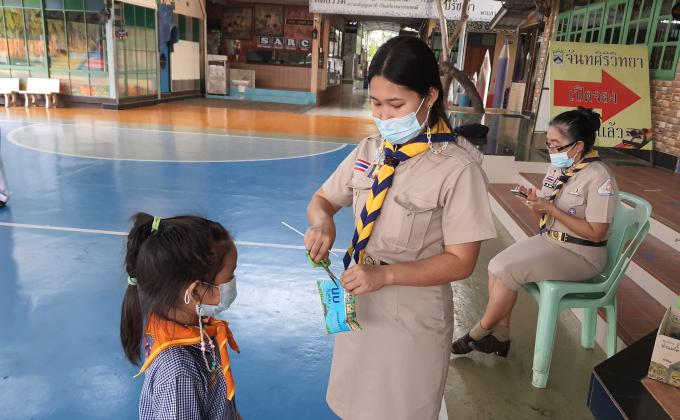 จิตอาสาแจกนมนักเรียน