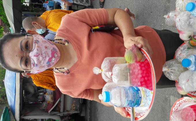 ทำบุญใส่บาตร