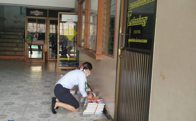 จิตอาสาจัดเตรียมหนังสือให้นักเรียน