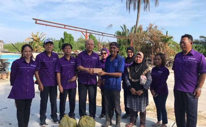 PENGAKAP BANTU MANGSA KEBAKARAN KG RANCHA-RANCHA DARAT