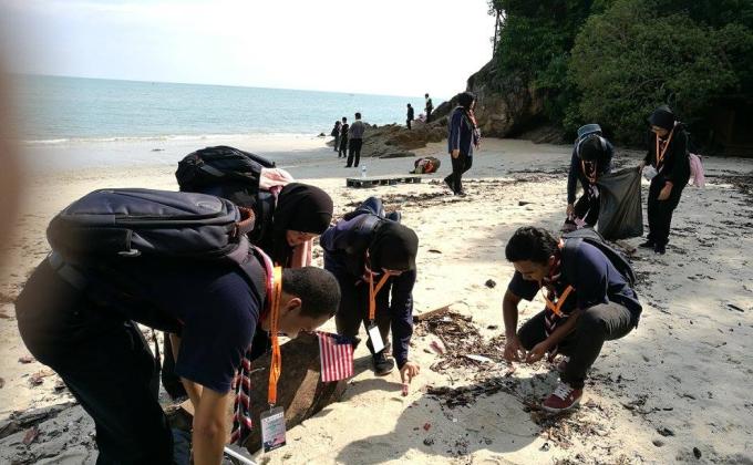 MERDEKA WALK AND CLEAN UP THE WORLD