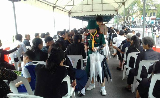 จิตอาสาบริการร่มแก่ประชาชน
