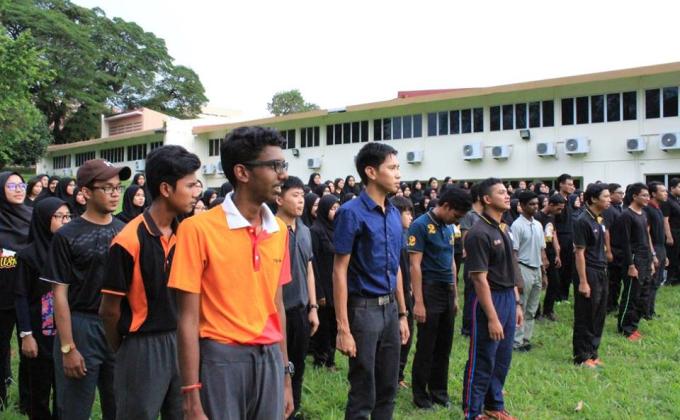 Ladam Kuda, Istiadat Menaikkan dan Menurunkan Bendera
