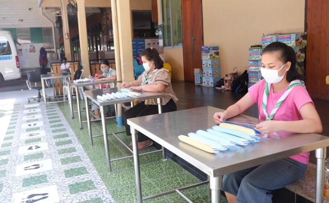 คุณครูร่วมกันผลิต Face shield เพื่อไปบริจาคให้กับบุคลากรทางการแพทย์