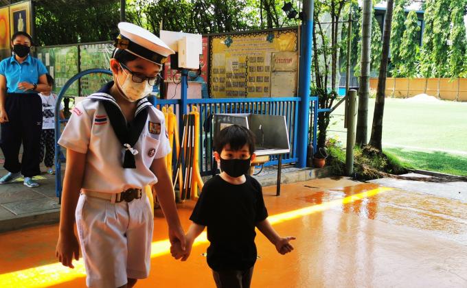 จิตอาสา ส่งน้องเข้าห้องเรียนระดับชั้นอนุบาล