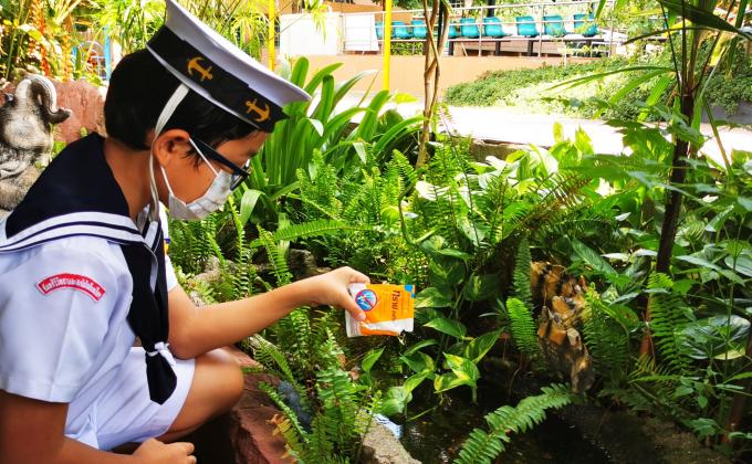 จิตอาสาการป้องกันลูกน้ำยุงลาย โดยการใส่ทรายอะเบทลงในท่อน้ำขังต่าง ๆ