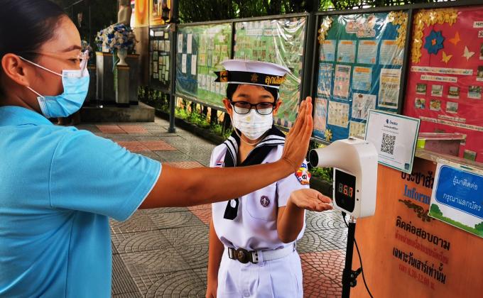 จิตอาสา บริการจุดวัดไข้และกดเจลล้างมือประตูทางเข้า 1