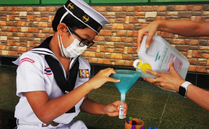 จิตอาสาทำสเปรย์เพื่อแจกให้กับผู้ปกครองและผู้ที่เข้ามาติดต่อภายในโรงเรียน