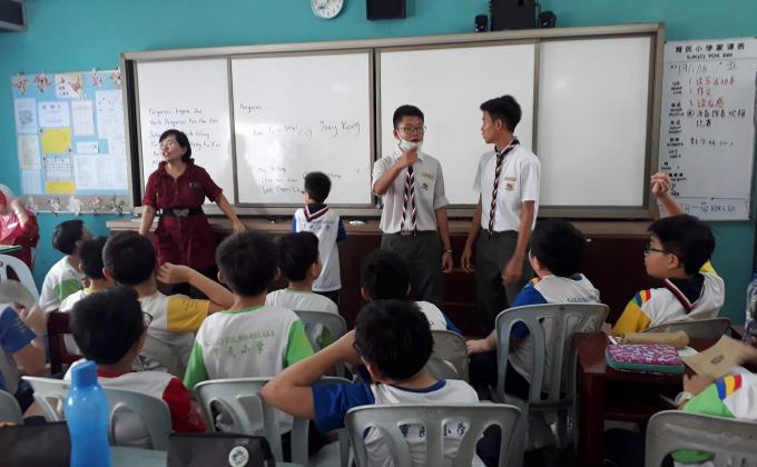 Teaching SJK(C) Yok Bin's students about Scouts