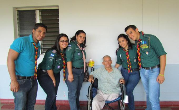 Entrega de leches "Lechetón 2012"