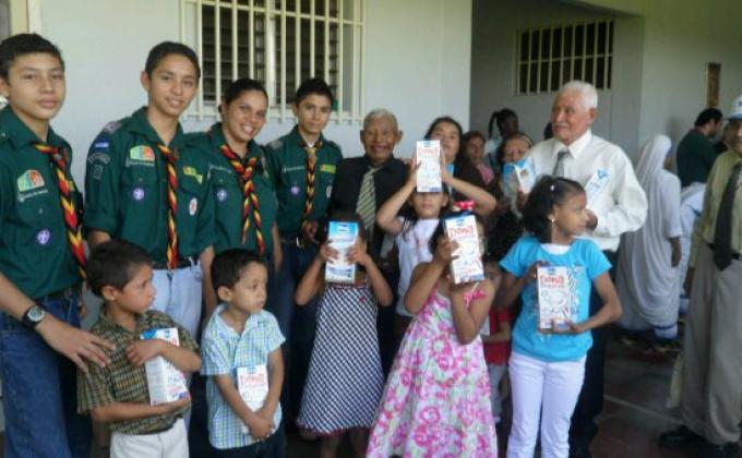 Entrega de leches "Lechetón 2011"