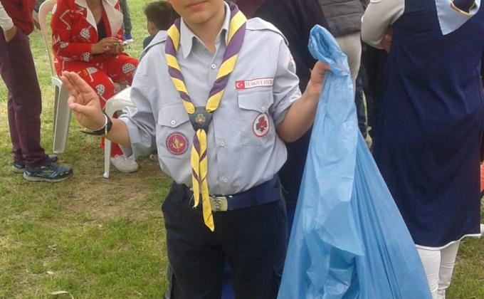 4 scouts and  4 daily favours