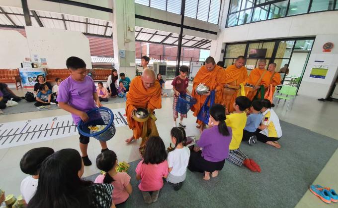 Organize activity - Offer food to the monks 