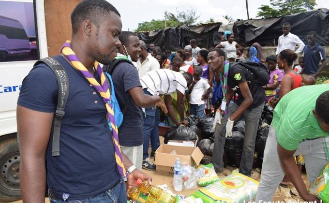 LES SCOUTS APPORTENT LEUR AIDE AUX PERSONNES  SINISTREES DES INNODATIONS LIEES AUX FORTES PLUIES A ABIDJAN.