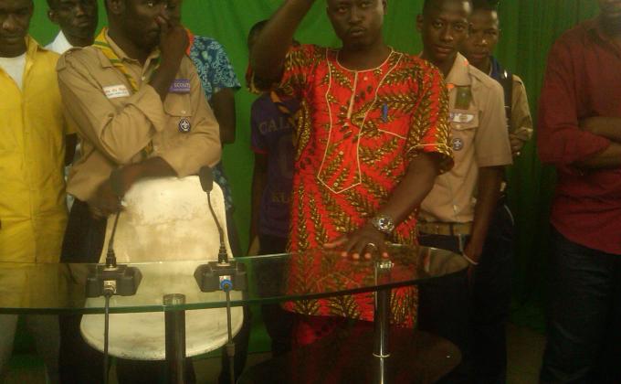 visite guidé au groupe de presse DOUNIA pour permettre aux jeunes de comprendre le principe du traitement de l'information et sa difusion